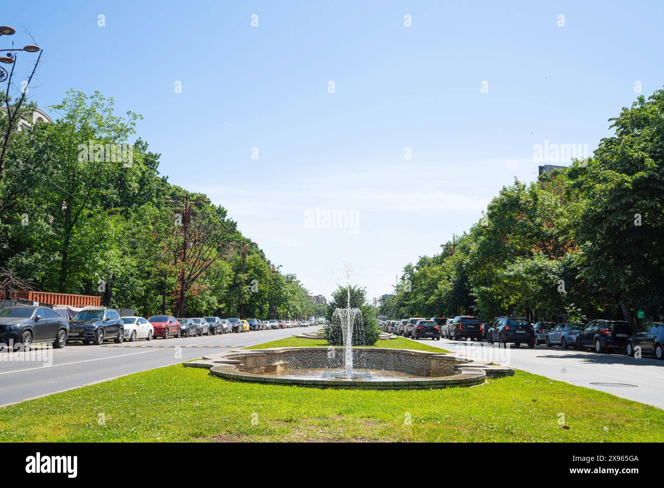 Bucarest, Rumänien. Mai 2024. Blick auf die Springbrunnen auf dem Unirii Boulevard im Stadtzentrum Stockfoto