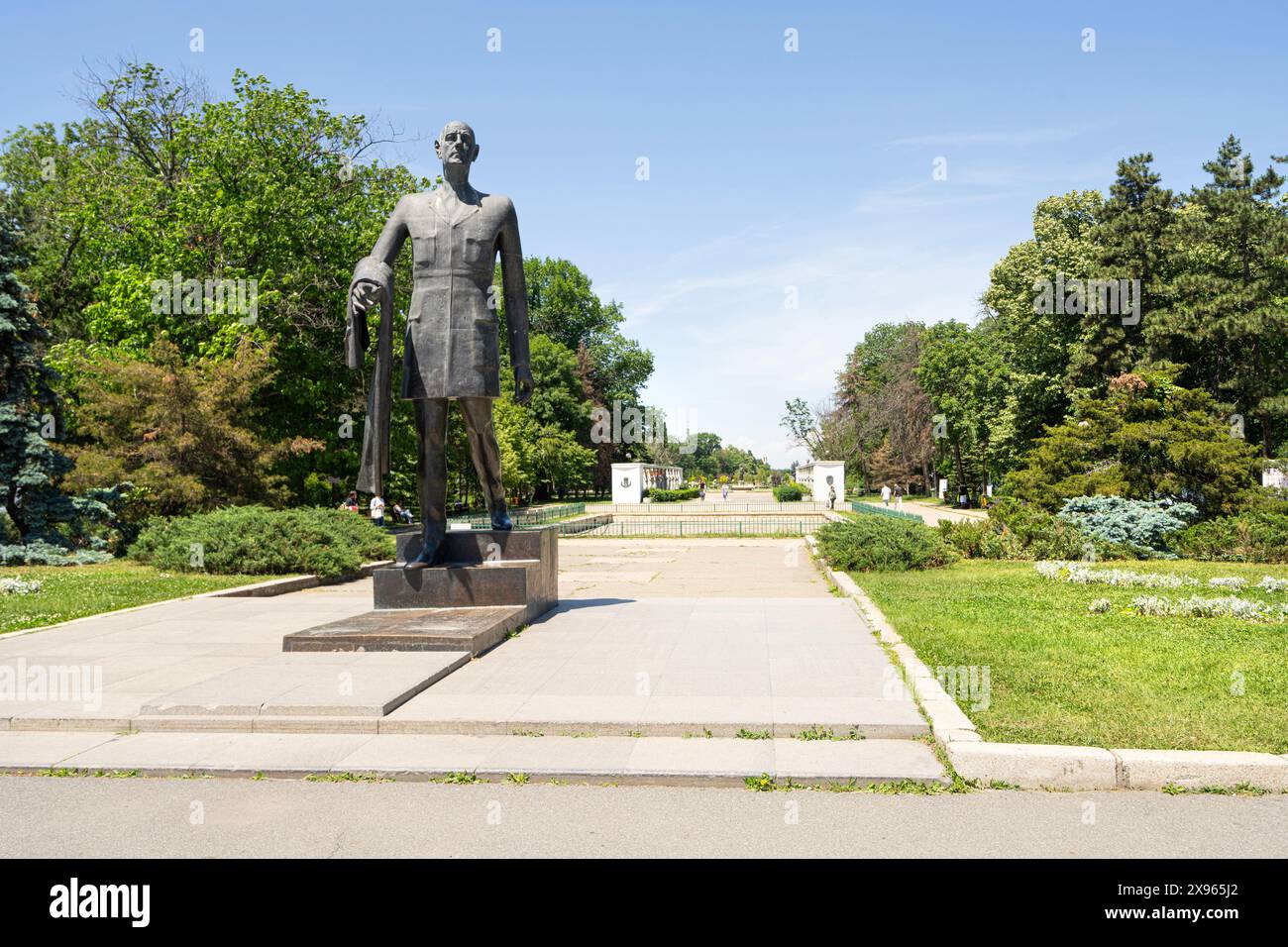 Bucarest, Rumänien. Mai 2024. Die Statue von Charles de Gaulle am Eingang zum Herastrau Park im Stadtzentrum Stockfoto