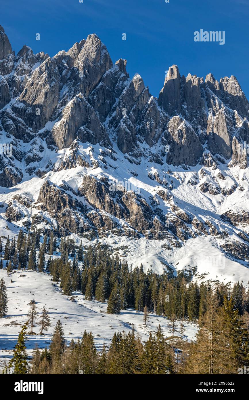 Die hohen und steilen Gipfel des verschneiten Hochkönig im Salzburger Bundesland Mühlbach am Hochkönig im Landkreis Sankt Johann im Pongau in Österreich. Stockfoto