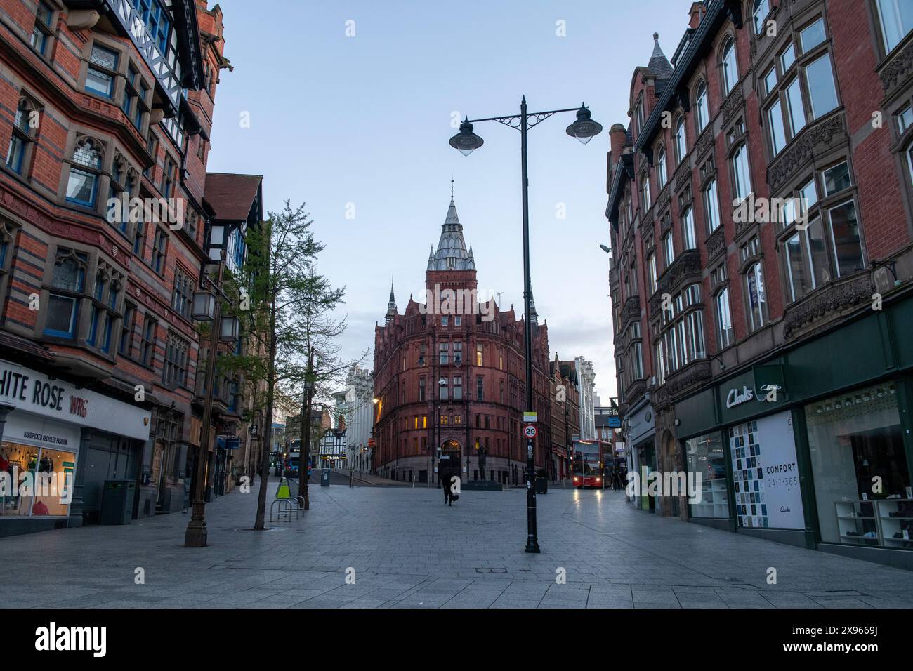 Blick in Richtung King Street und Alchemist in Nottingham City, Nottinghamshire England, Großbritannien Stockfoto