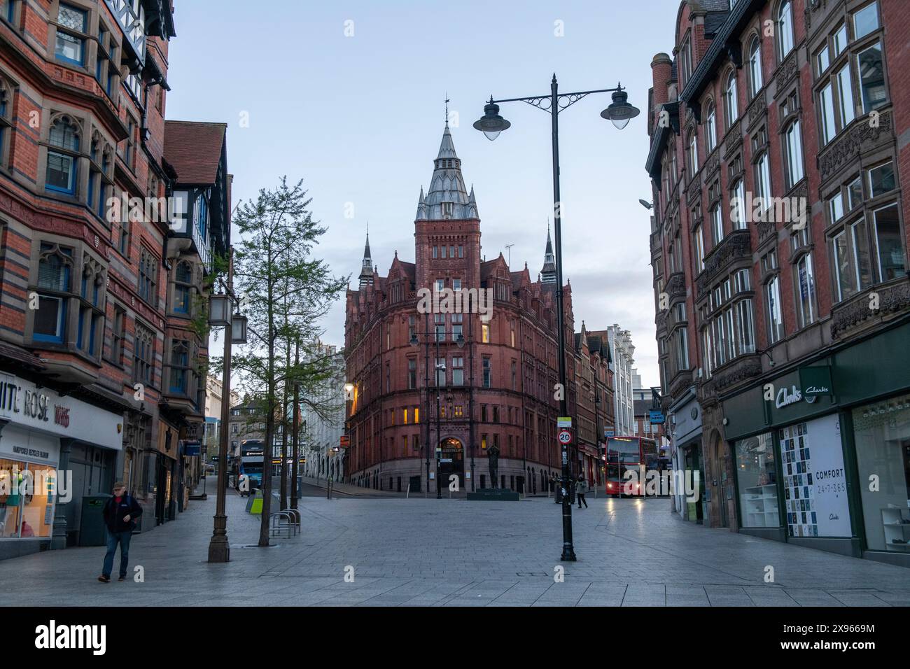 Blick in Richtung King Street und Alchemist in Nottingham City, Nottinghamshire England, Großbritannien Stockfoto