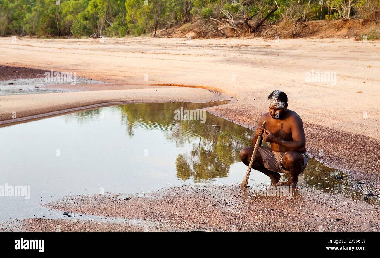 Aborigine Yolngu Mann mit Stammestonfarbe für Welcome to Country, in Nyinyikay Homeland, East Arnhem Land, Northern Territory, Australien Stockfoto