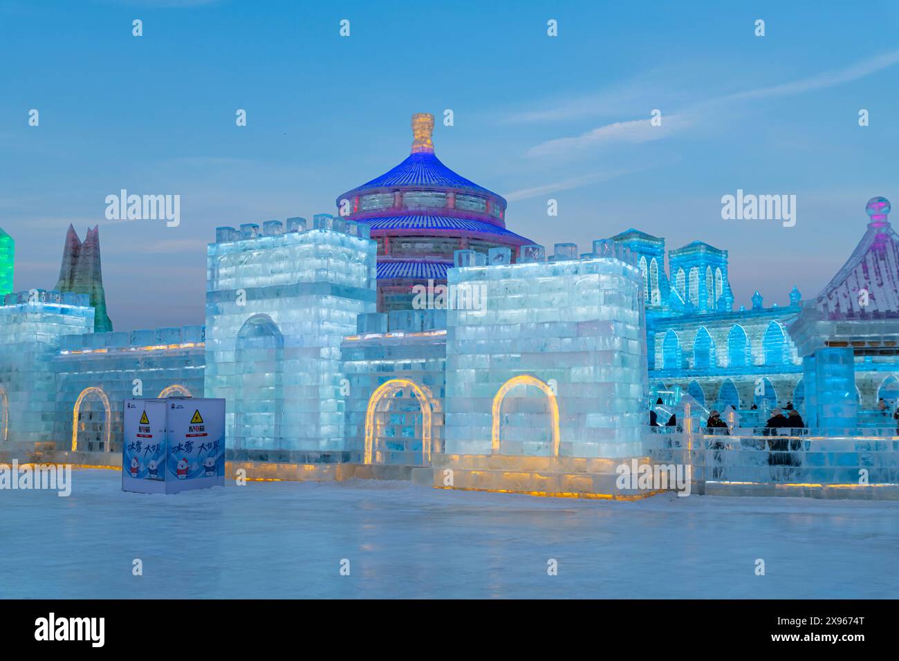 Beleuchtete Gebäude aus Eis, Ice International Ice and Snow Sculpture Festival, Harbin, Heilongjiang, China, Asien Stockfoto