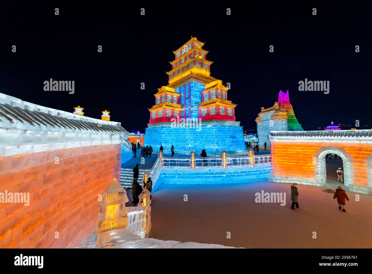 Beleuchtete Gebäude aus Eis, Ice International Ice and Snow Sculpture Festival, Harbin, Heilongjiang, China, Asien Stockfoto