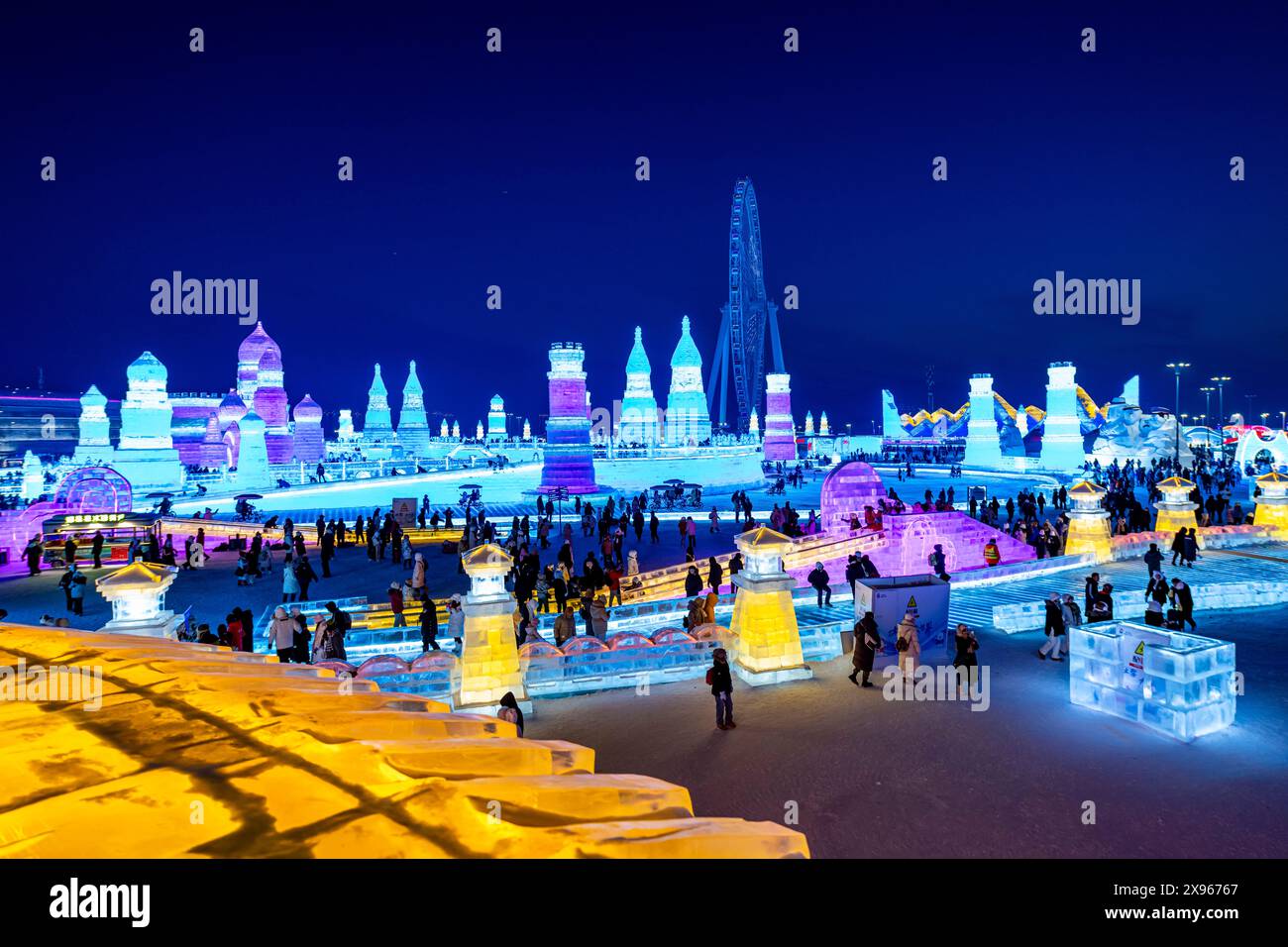 Beleuchtete Gebäude aus Eis, Ice International Ice and Snow Sculpture Festival, Harbin, Heilongjiang, China, Asien Stockfoto