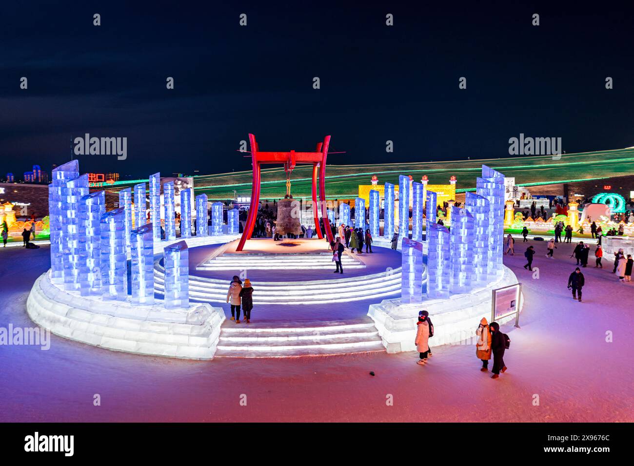 Beleuchtete Gebäude aus Eis, Ice International Ice and Snow Sculpture Festival, Harbin, Heilongjiang, China, Asien Stockfoto