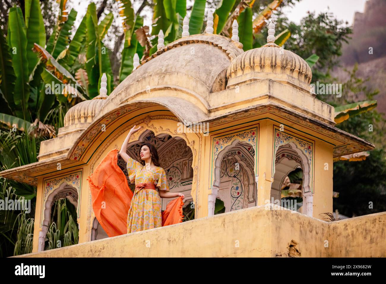 Frau am Aussichtspunkt, Jaipur, Rajasthan, Indien, Asien Stockfoto