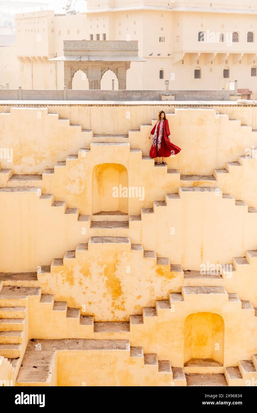 Frau in rotem Gewand in Panna Meena ka Kund, Jaipur, Rajasthan, Indien, Asien Stockfoto