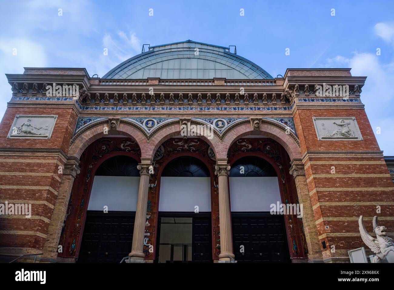 Velasquez Palace Fassade, neoklassizistisches Gebäude mit Ausstellungen im Retiro Park, Madrid, Spanien, Europa Stockfoto