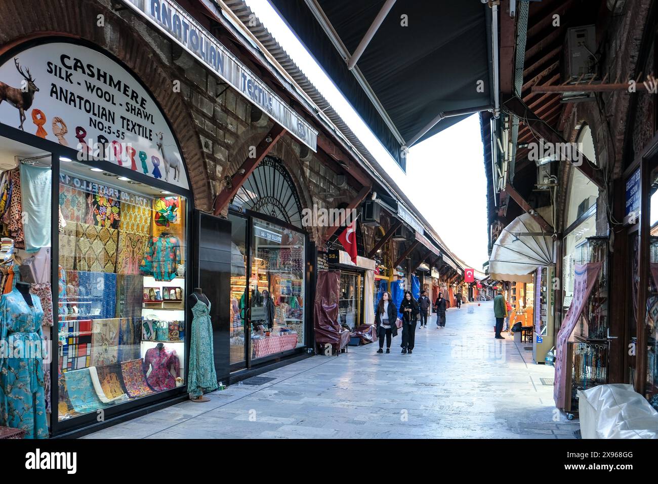 Typische Geschäfte im Arasta Basar, gesäumt von kleinen Geschäften mit Gewürzen, Töpferwaren, Teppichen und Souvenirs, Viertel Fatih, Istanbul Stockfoto