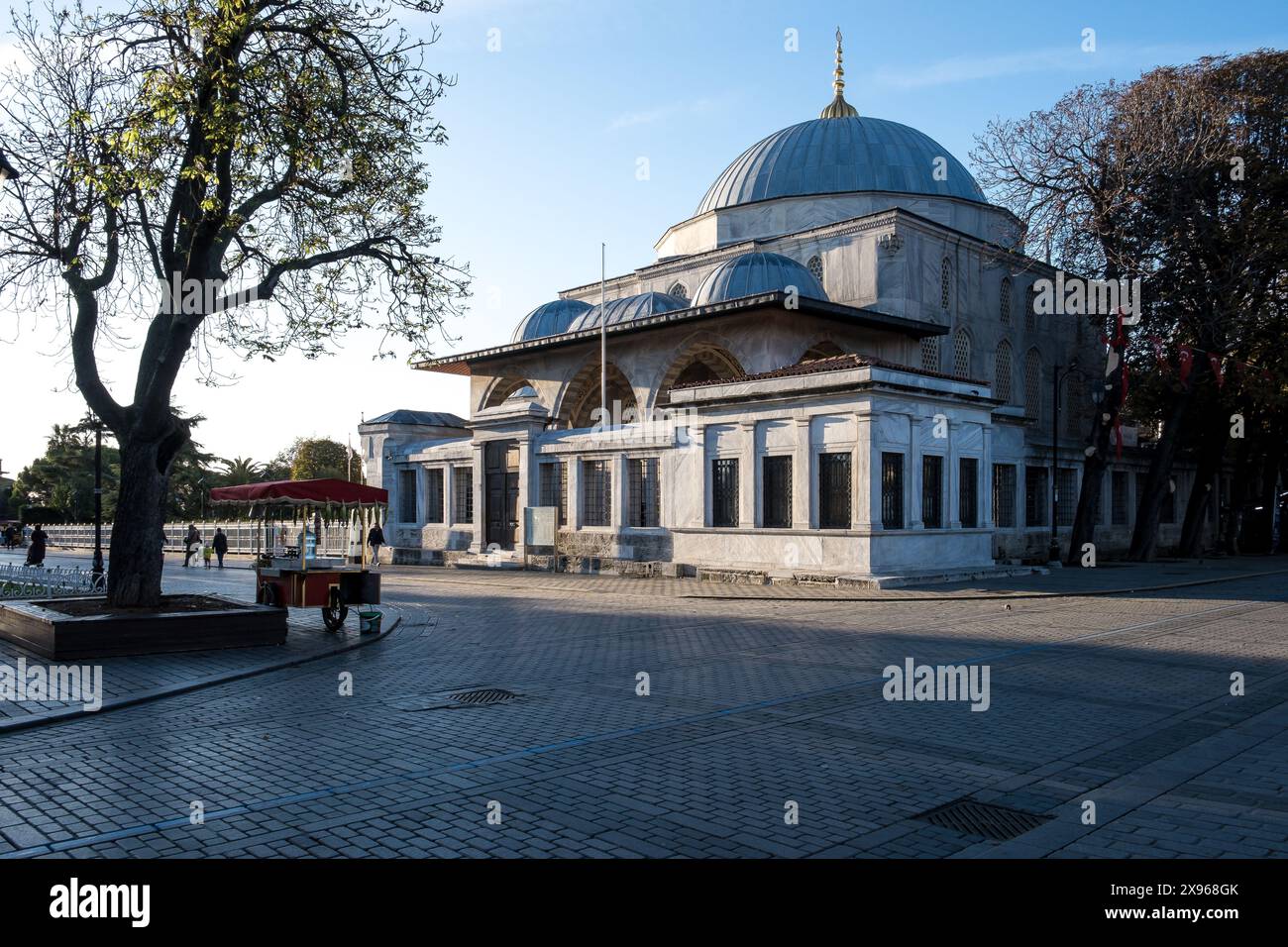 Blick auf das Grab von Ahmed I. (I. Ahmed Turbesi) auf der Seite des Sultanahmet-Parks, der zwischen der Blauen Moschee und der Hagia Sophia in Istanbul verläuft Stockfoto