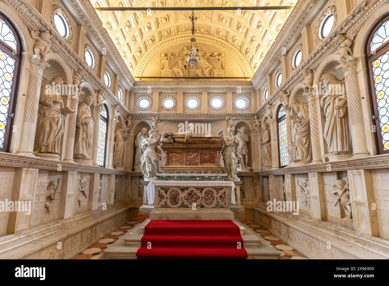 Kapelle des hl. Johannes im Innenraum der Kathedrale des heiligen Laurentius in Trogir, Kroatien, Europa | St. Johns Kapelle, St. Lawren Kirche Stockfoto Kapelle des hl. Johannes im Innenraum der Kathedrale des heiligen Laurentius in Trogir, Kroatien, Europa | St. Johns Kapelle, St. Lawren Kirche Stockfoto