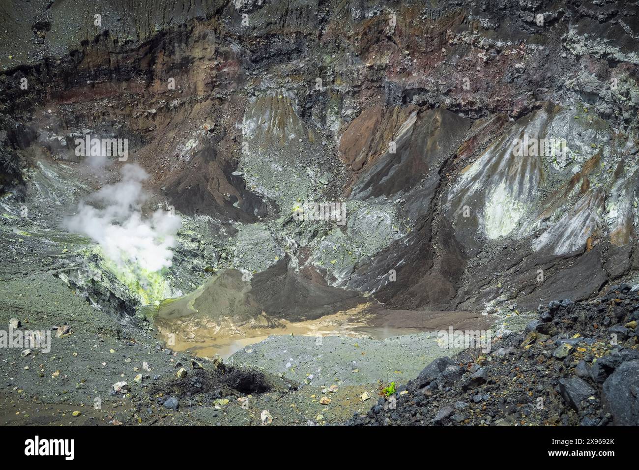 Schwefelhaltige Fumarolen und vulkanische Schichten im aktiven Krater Tompaluan an der Flanke des Mount Lokon, einem Vulkan in der Nähe von Tomohon, Gunung Lokon, Indonesien Stockfoto