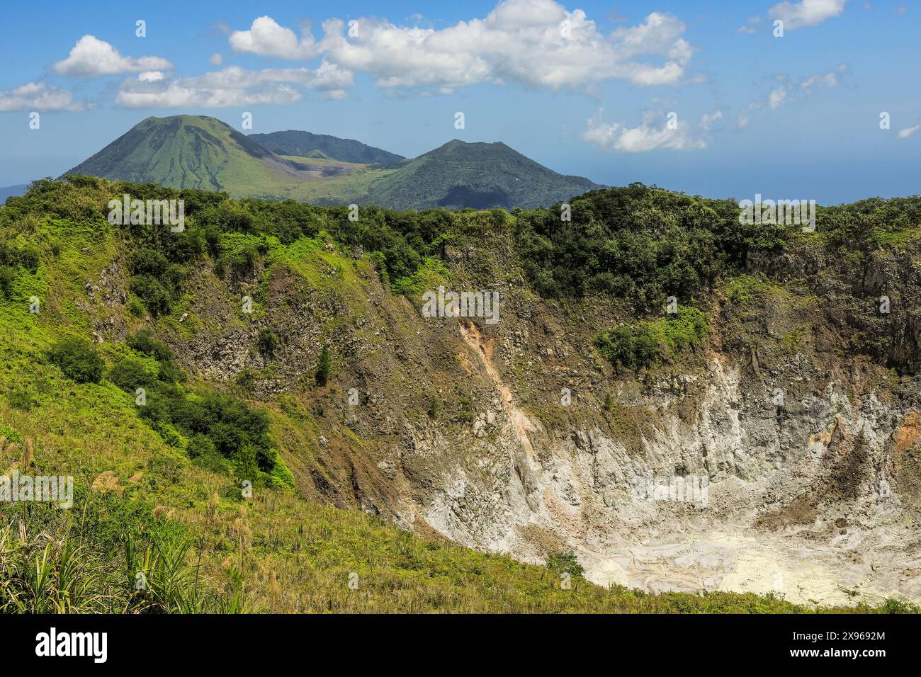 Mount Mahawu, ein Stratovulkan und aktiver 180 m breiter Krater, mit Lokon auf der linken Seite, und Empung Vulkane dahinter, Gunung Mahawu, Tomohon, Nord-Sulawesi Stockfoto