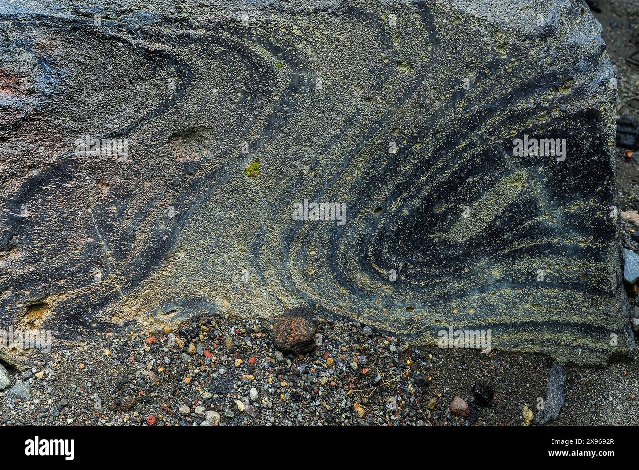 Schwirrende Strömungslinien aus vulkanischem Glas (Obsidian) in einem Stück Lava am Mount Lokon Vulkan in der Nähe von Tomohon City, Gunung Lokon, Tomohon, Nord-Sulawesi Stockfoto