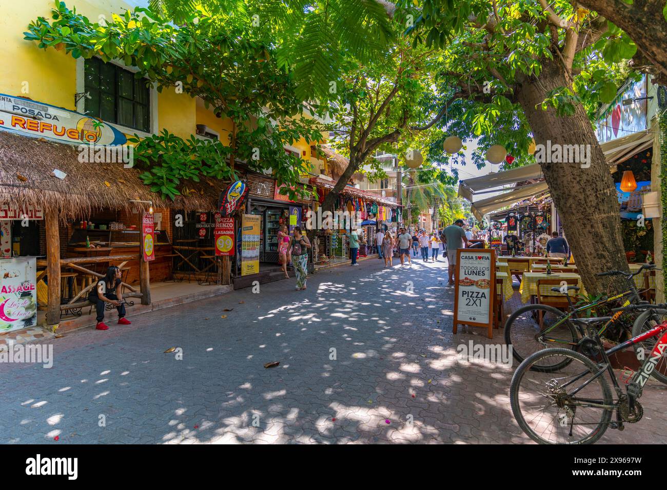 Blick auf die Geschäfte an der 5th Avenue, Playa del Carmen, Karibikküste, Yucatan Halbinsel, Riviera Maya, Mexiko, Nordamerika Stockfoto