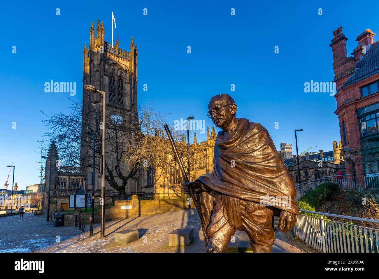 Blick auf die Mahatma Gandhi Statue und die Kathedrale von Manchester, Manchester, Lancashire, England, Großbritannien, Europa Stockfoto