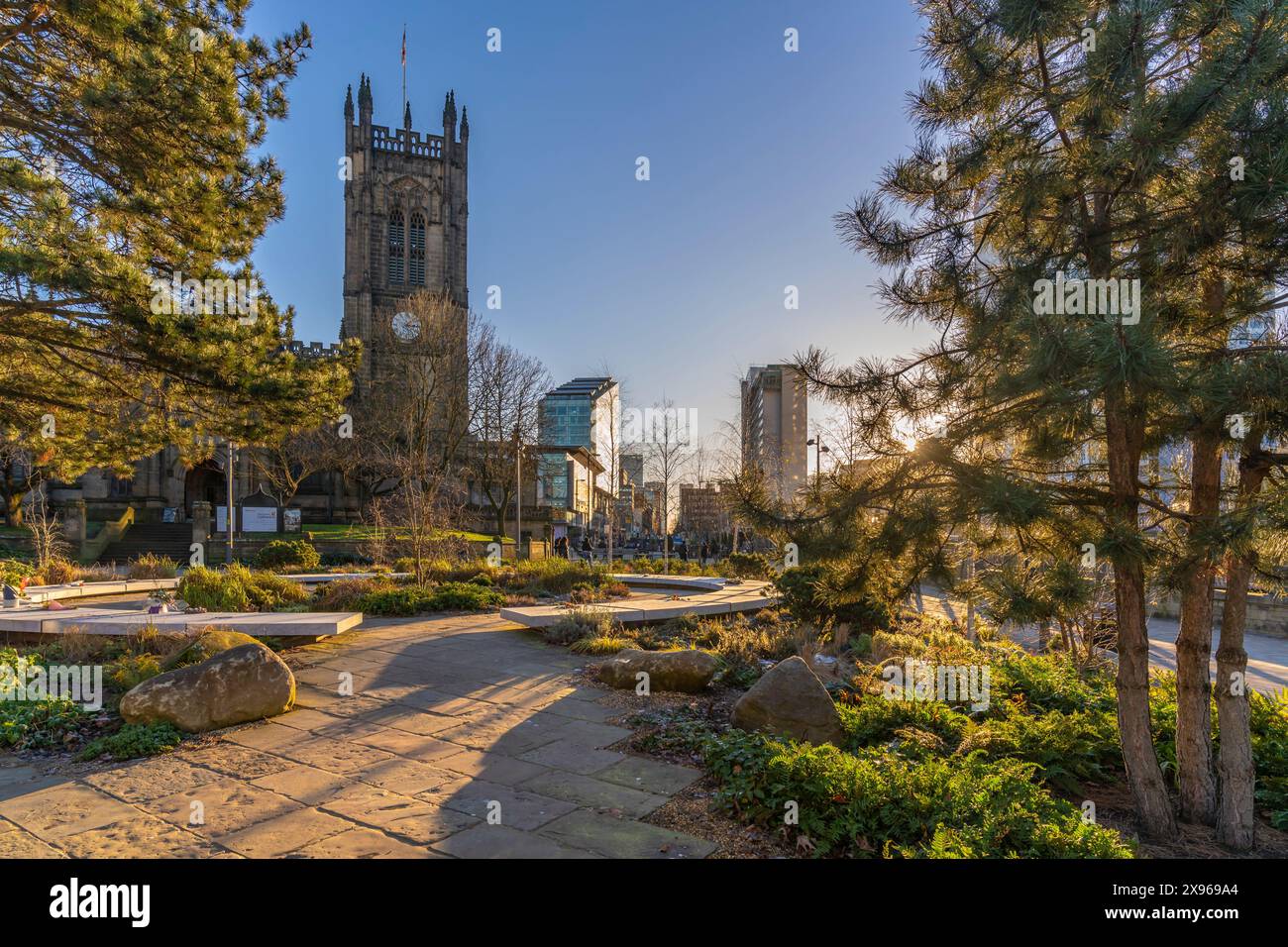 Blick auf das Glade of Light Memorial und die Kathedrale von Manchester, Manchester, Lancashire, England, Großbritannien, Europa Stockfoto