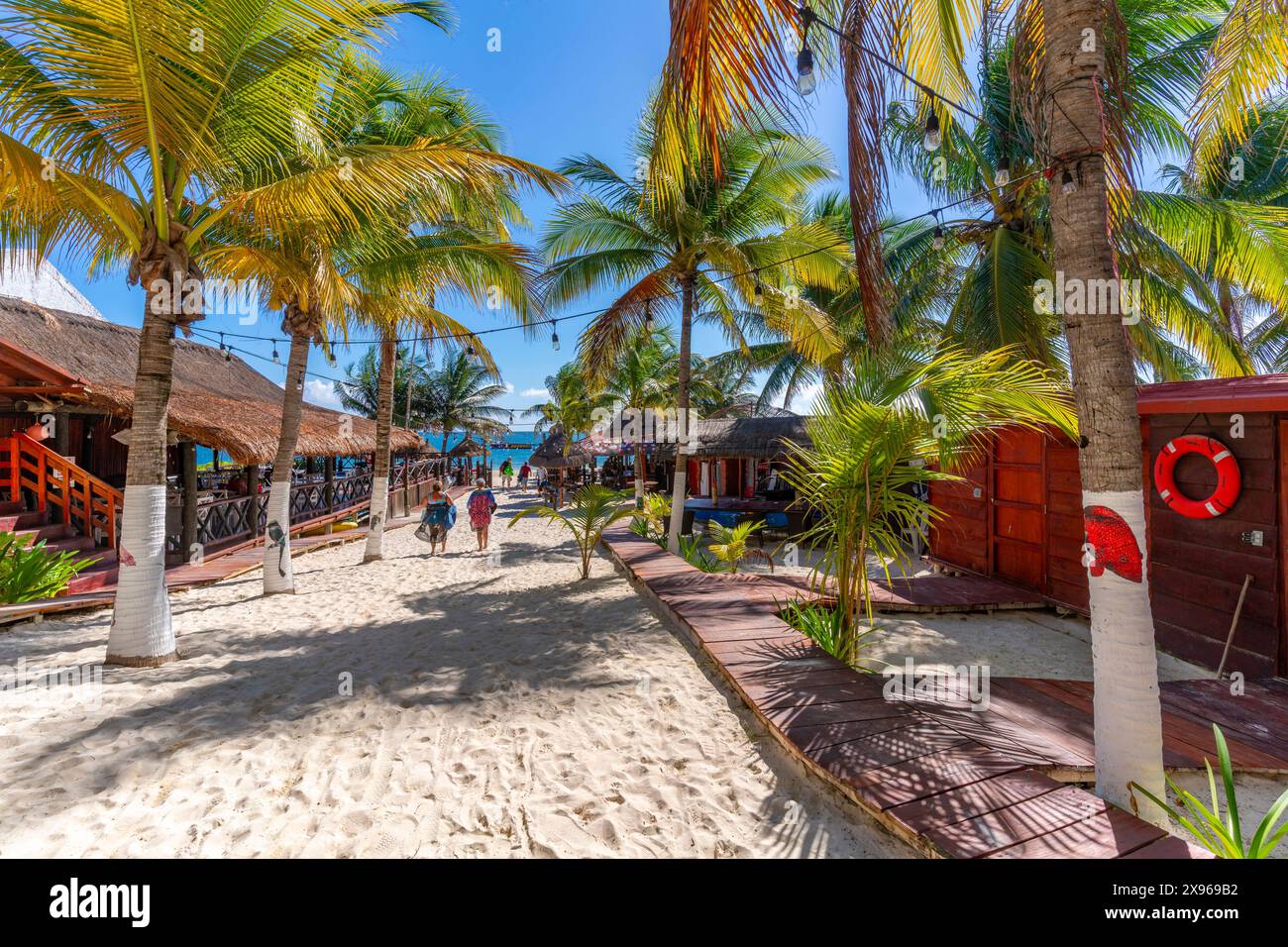 Blick auf Restaurants und Strandbar in Puerto Morelos, Karibikküste, Halbinsel Yucatan, Riviera Maya, Mexiko, Nordamerika Stockfoto