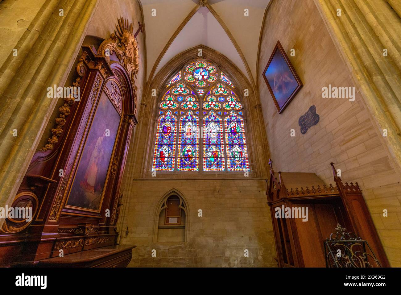 Buntglasfenster in der Kathedrale von Bayeux, Bayeux, Normandie, Frankreich, Nordwesteuropa Stockfoto