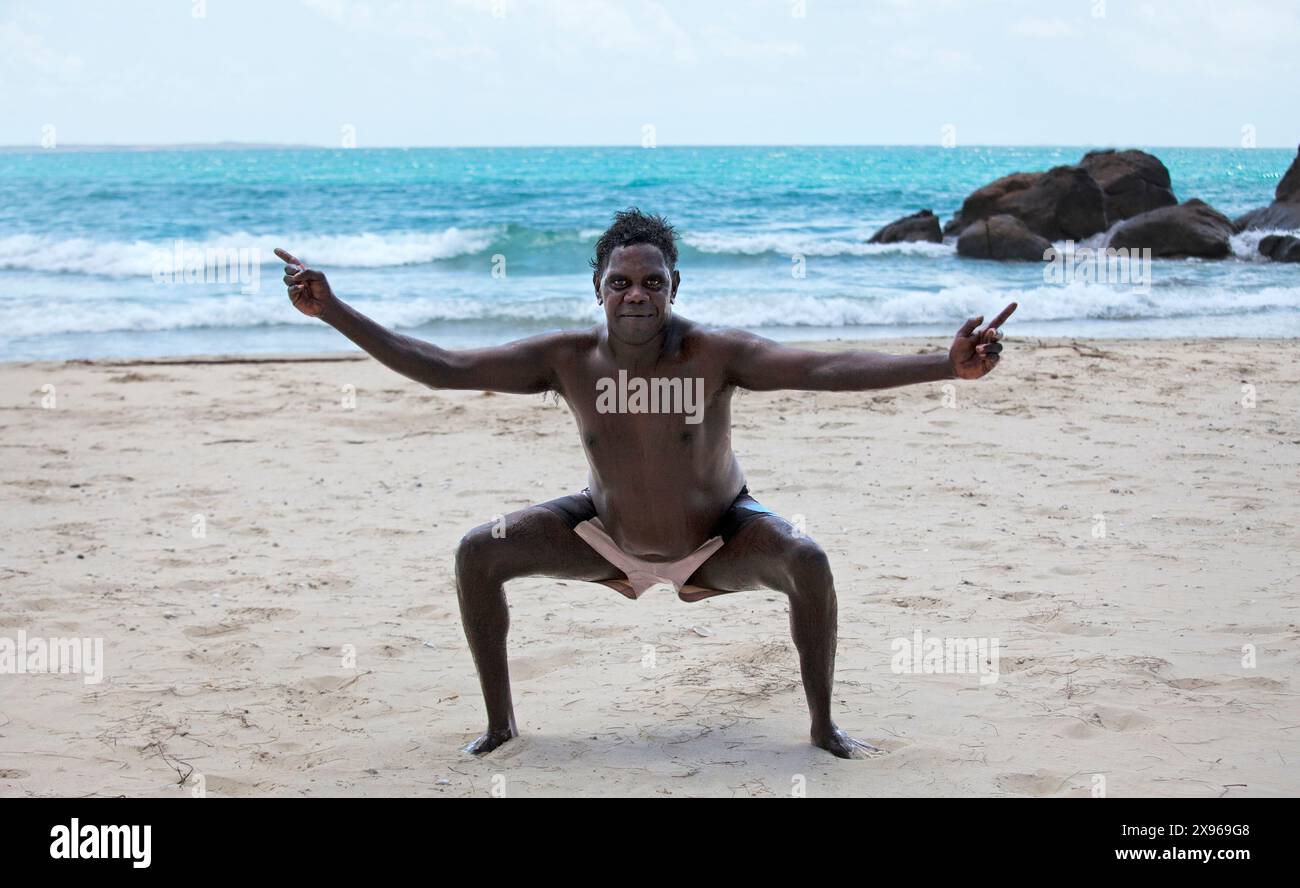 Aborigines in Tanzposition, Bukudal Homeland, The Outback, East Arnhem Land, Northern Territory, Australien, Pazifik Stockfoto