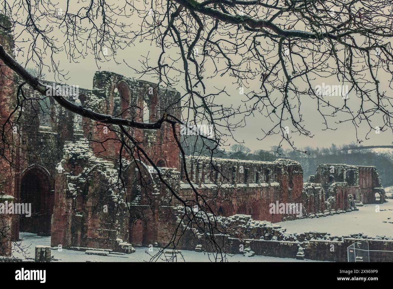 Schneeregen und Schneeschauer von Furness Abbey, Barrow in Furness, Furness Peninsula, Cumbria, England, Vereinigtes Königreich, Europa Stockfoto