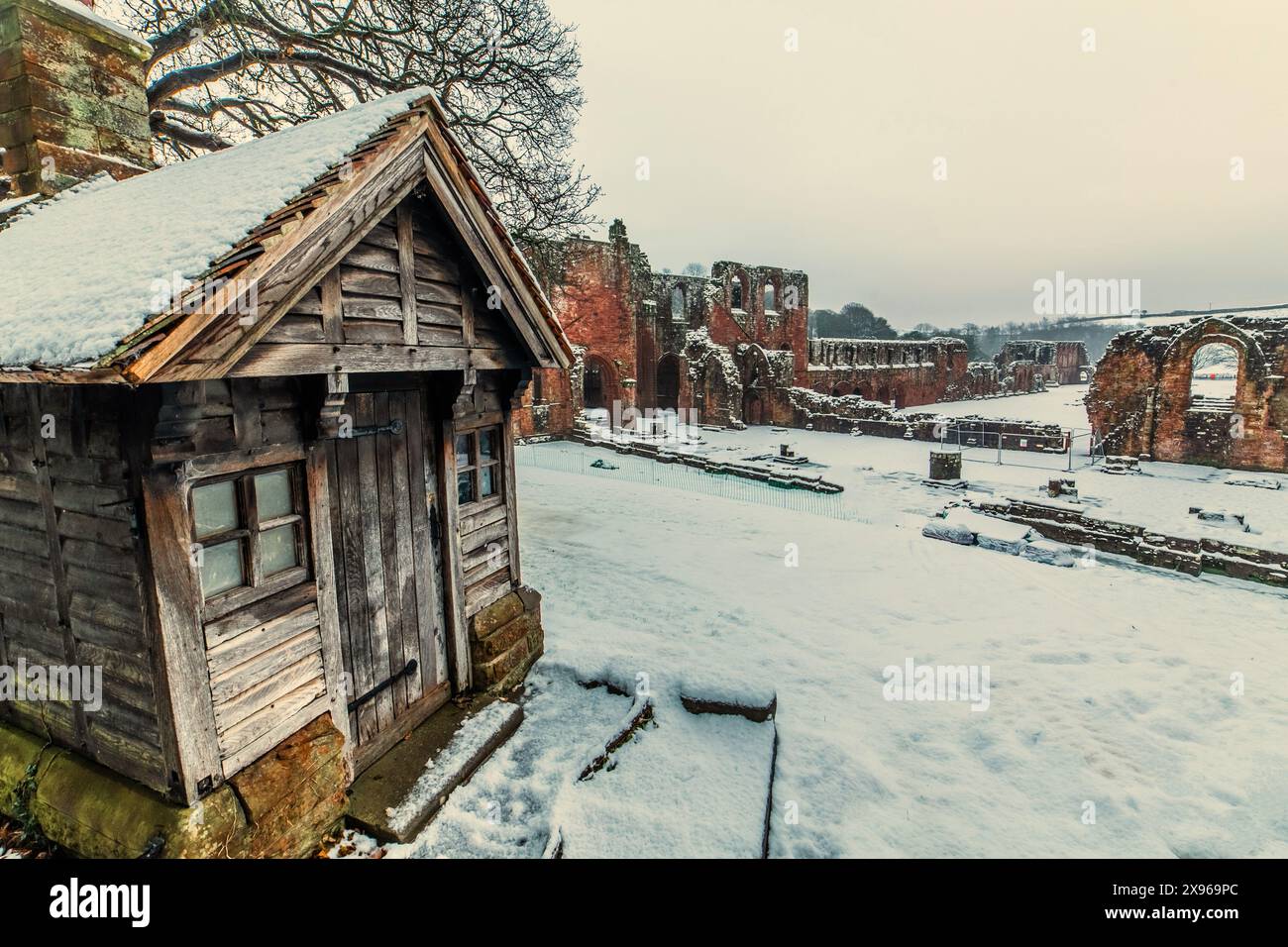 Schneeregen und Schneeschauer von Furness Abbey, Barrow in Furness, Furness Peninsula, Cumbria, England, Vereinigtes Königreich, Europa Stockfoto