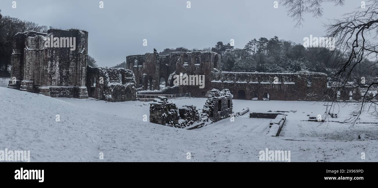 Schneeregen und Schneeschauer von Furness Abbey, Barrow in Furness, Furness Peninsula, Cumbria, England, Vereinigtes Königreich, Europa Stockfoto