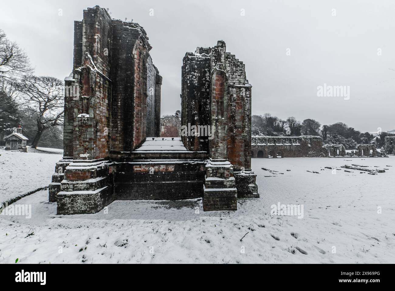Schneeregen und Schneeschauer von Furness Abbey, Barrow in Furness, Furness Peninsula, Cumbria, England, Vereinigtes Königreich, Europa Stockfoto