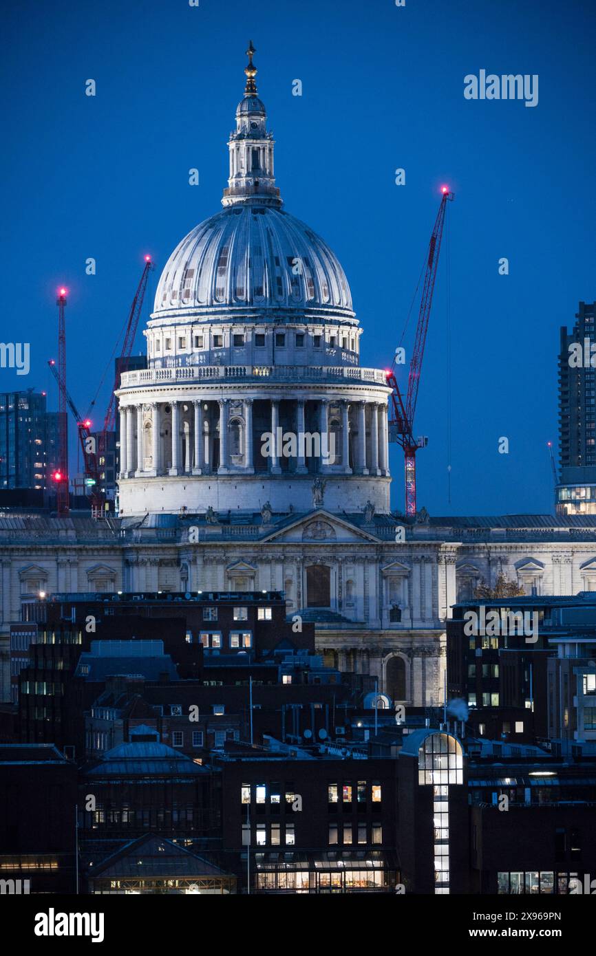 Die Kuppel der St. Paul's Cathedral bei Nacht, London, England, Großbritannien, Europa Stockfoto