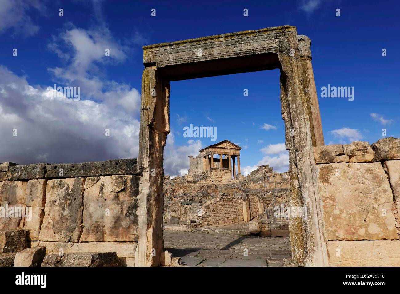 Die Ruinen der römischen Stadt Dougga, UNESCO-Weltkulturerbe, Tal von Oued Khalled, Nordwesten Tunesiens, Nordafrika, Afrika Stockfoto