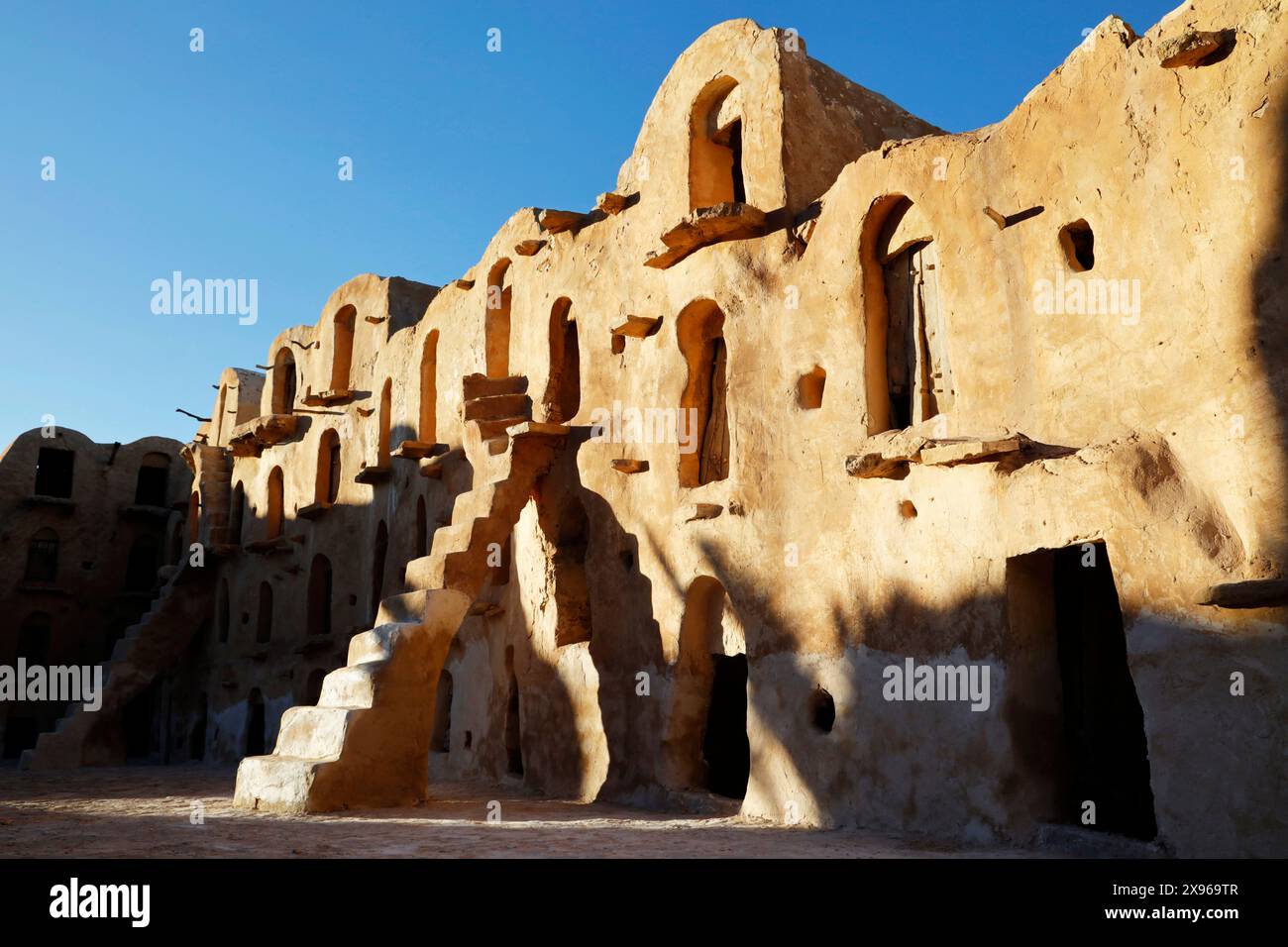 Ksar Ouled Soltane, ein befestigter Speicher, bestehend aus zwei Höfen mit mehrstöckigen Gewölbekellern (Ghofas) um die Grenzen Tataouine Dis Stockfoto