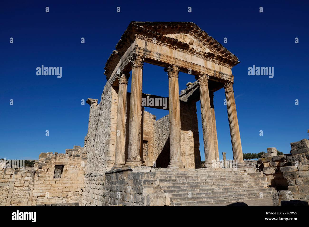 Die Ruinen der römischen Stadt Dougga, UNESCO-Weltkulturerbe, Tal von Oued Khalled, Nordwesten Tunesiens, Nordafrika, Afrika Stockfoto