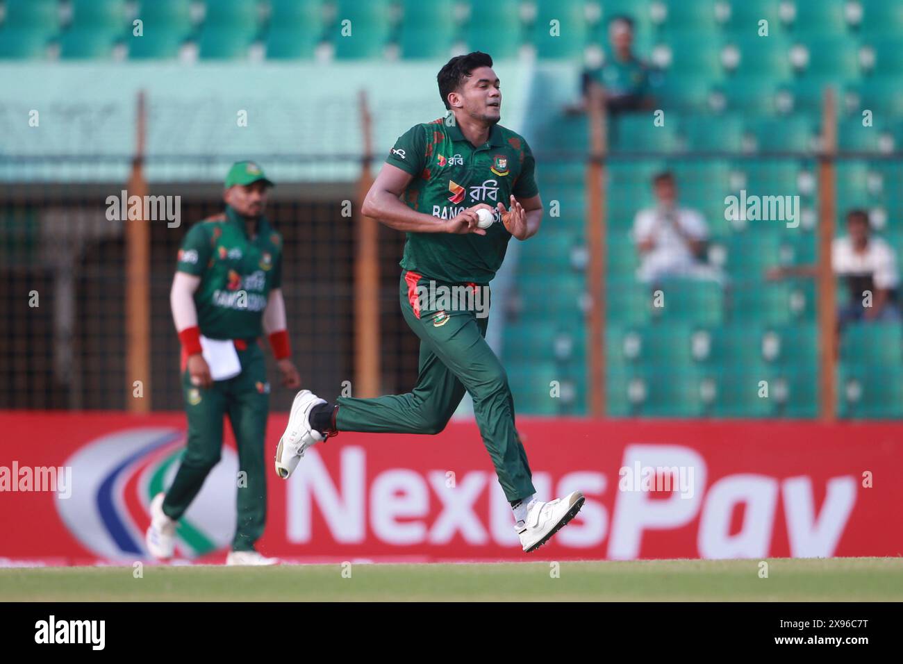 Taskin Ahmed während des dritten T20-Spiels gegen Simbabwe im Zahur Ahmed Chowdhury Stadium, Sagorika, Chattogram, Bangladesch, 07. Mai, 202 Stockfoto