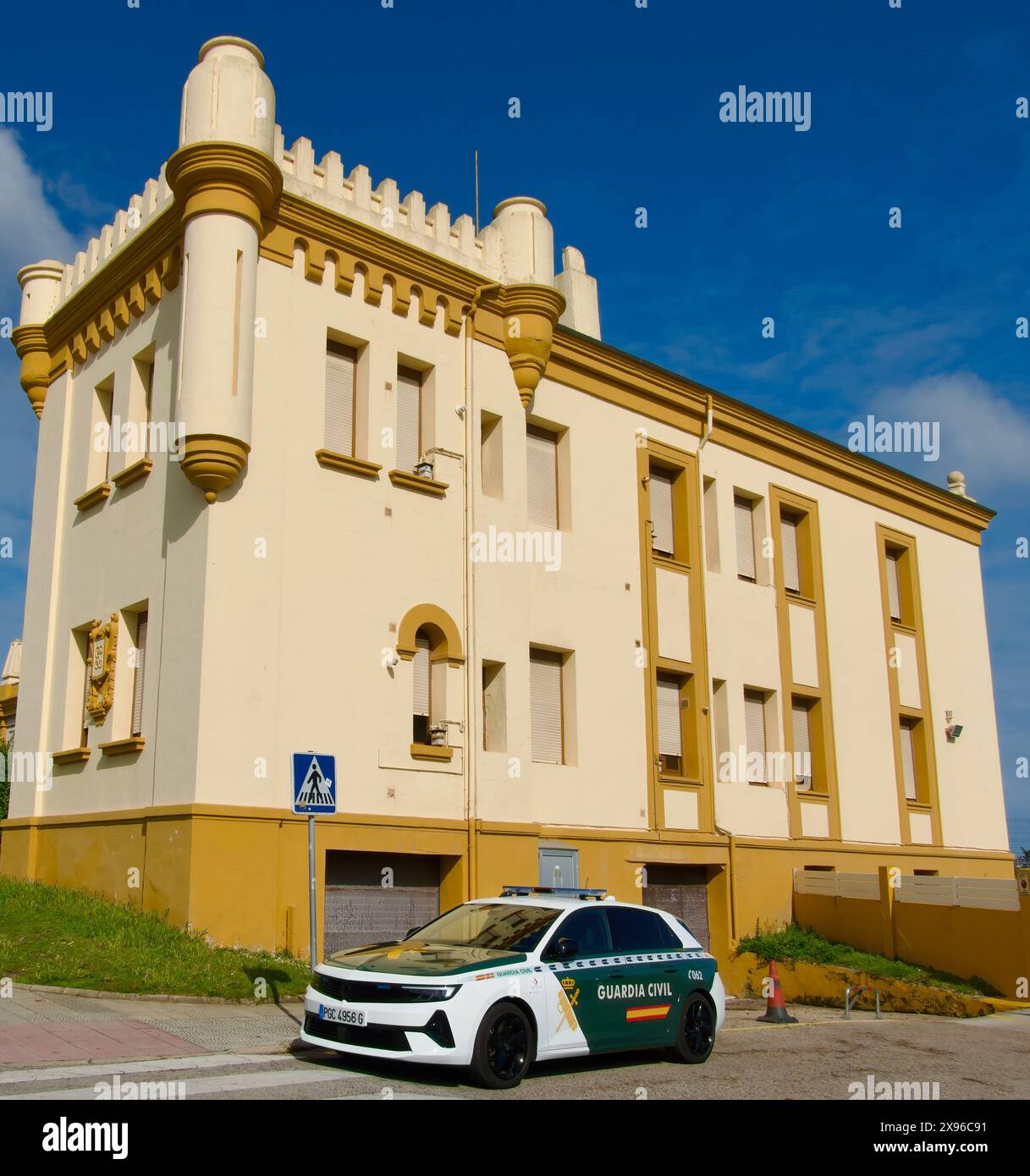 Opel Guardia Zivilpolizeiwagen parkt vor einem Gebäude mit Türmen und Castellation Magdalena Peninsular Public Park Santander Cantabria Spanien Stockfoto