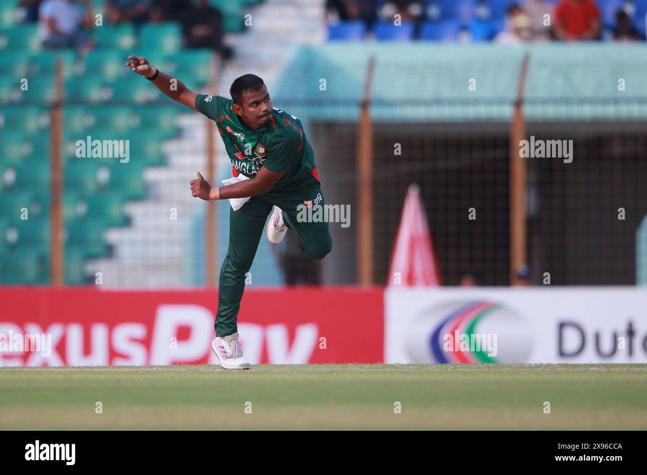 Tanvir Islam beim dritten T20-Spiel gegen Simbabwe im Zahur Ahmed Chowdhury Stadium, Sagorika, Chattogram, Bangladesch, 07. Mai, 202 Stockfoto