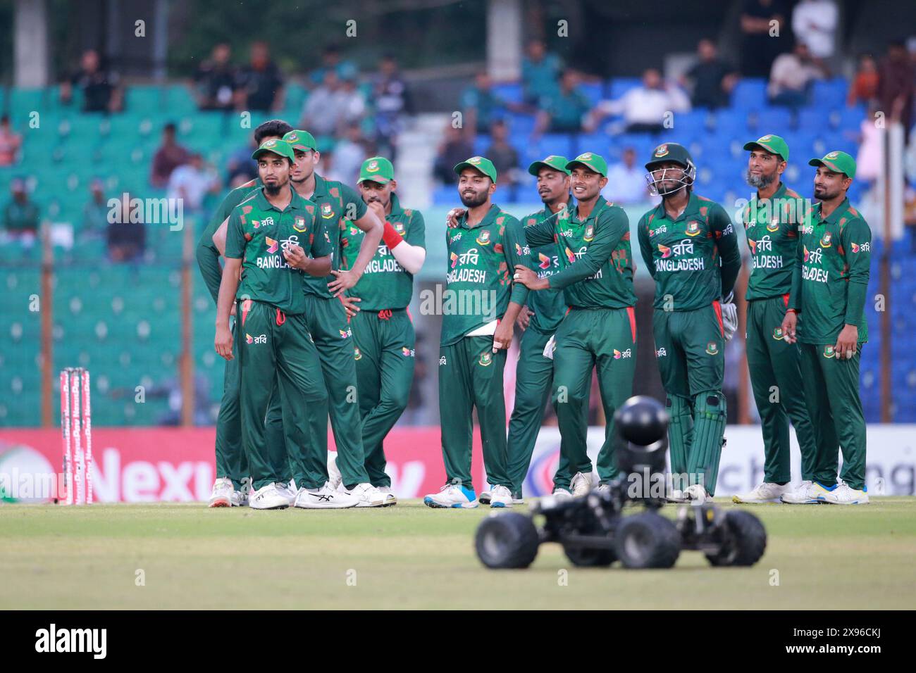 Bangladeschische Spieler sehen auf dem Bildschirm nach dem dritten T20-Spiel gegen Simbabwe im Zahur Ahmed Chowdhury Stadiu Stockfoto