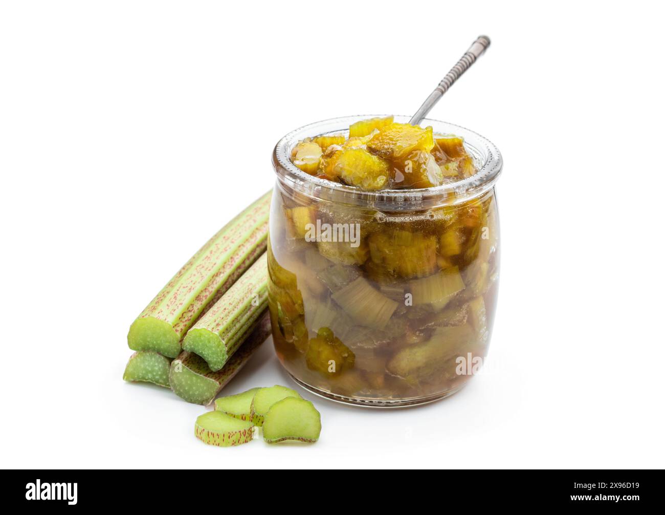 Hausgemachte Rhabarbermarmelade im Glas mit rohem Rhabarberstiel isoliert auf weiß Stockfoto Hausgemachte Rhabarbermarmelade im Glas mit rohem Rhabarberstiel isoliert auf weiß Stockfoto