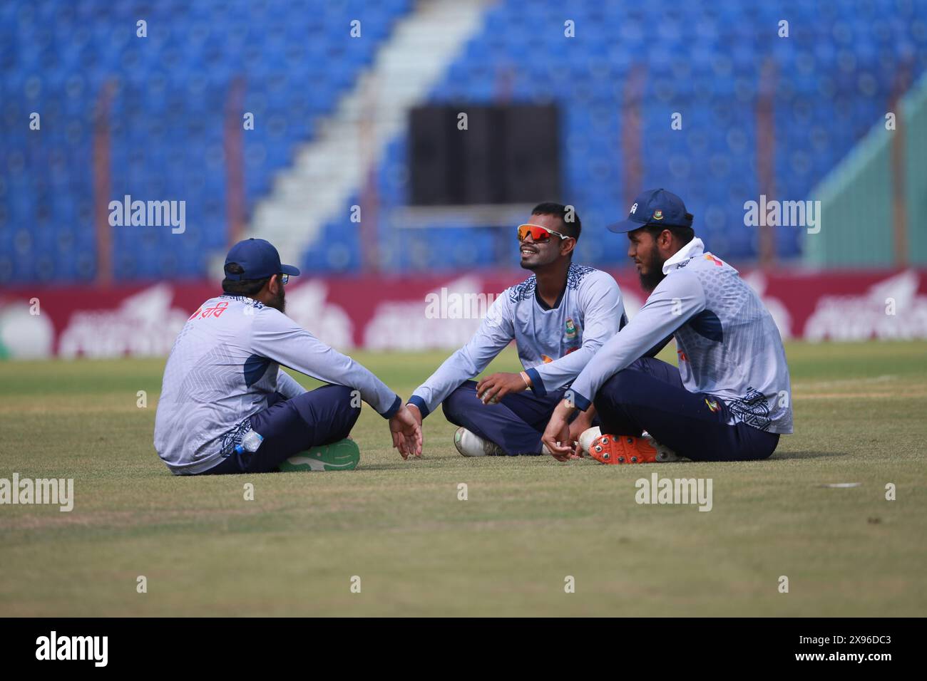 Die pakistanische Legende Leg spiner Bangladesch spin Coach Mostaq Ahmed (L) gibt Tipps für Bangladesch spiner Tanvir Islam (M) und Rishad Hossain (R) Stockfoto