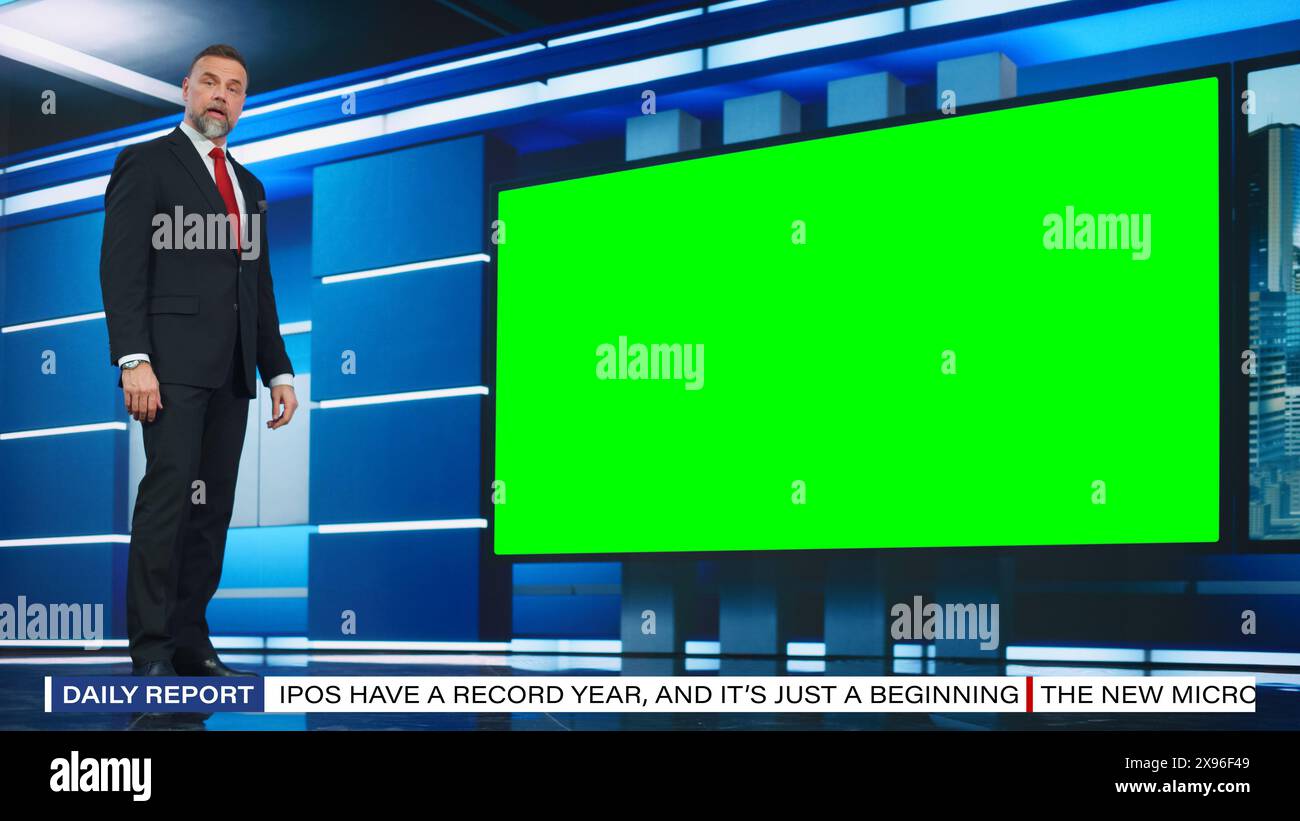 Talk Show TV-Programm: Gutaussehender weißer männlicher Moderator im Newsroom Studio, verwendet Big Green Chroma Key Screen. News Achor, Presenter Spricht Über Nachrichten, Wetter. Modell des Kabelkanals Stockfoto