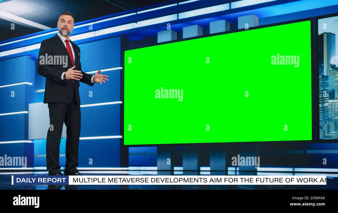 Talk Show TV-Programm: Gutaussehender weißer männlicher Moderator im Newsroom Studio, verwendet Big Green Chroma Key Screen. News Achor, Presenter Spricht Über Nachrichten, Wetter. Modell des Kabelkanals Stockfoto