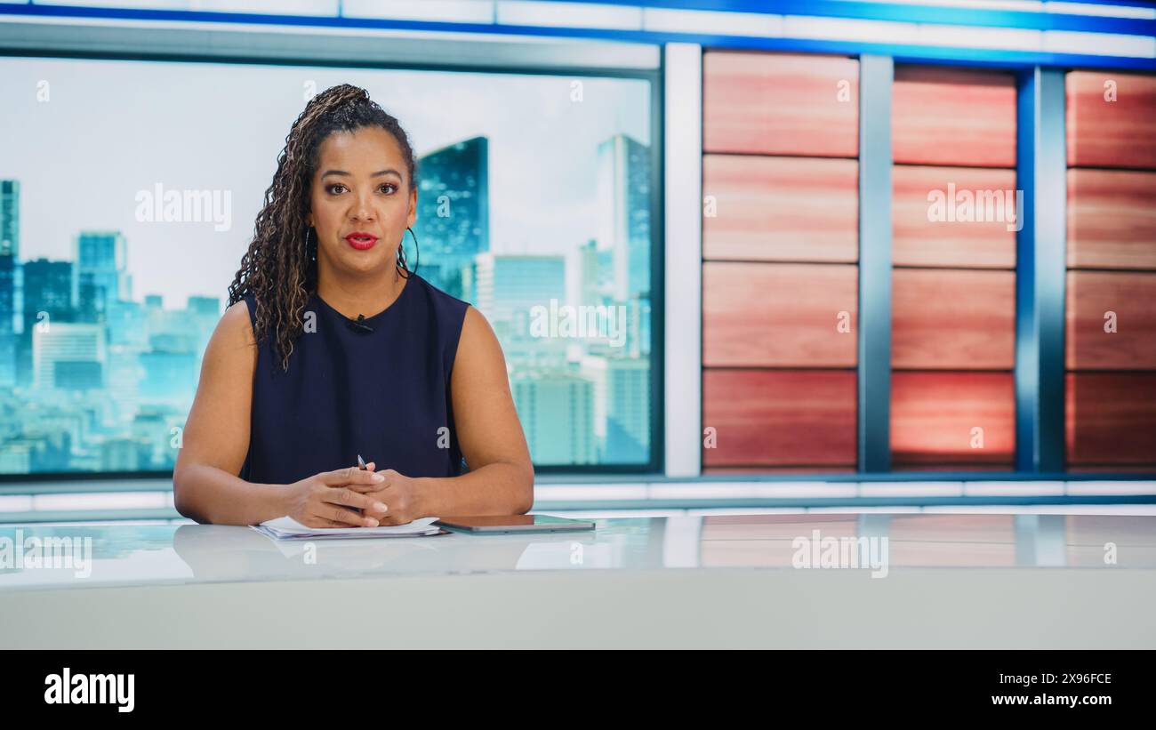 TV Studio Live News Programm: Schwarze weibliche Moderatorin berichtet über Wirtschaft, Wirtschaft, Unterhaltung. Tv-Kabelkanal Anchor Talks. Network Broadcast Newsroom Studio TV Show Konzept Stockfoto