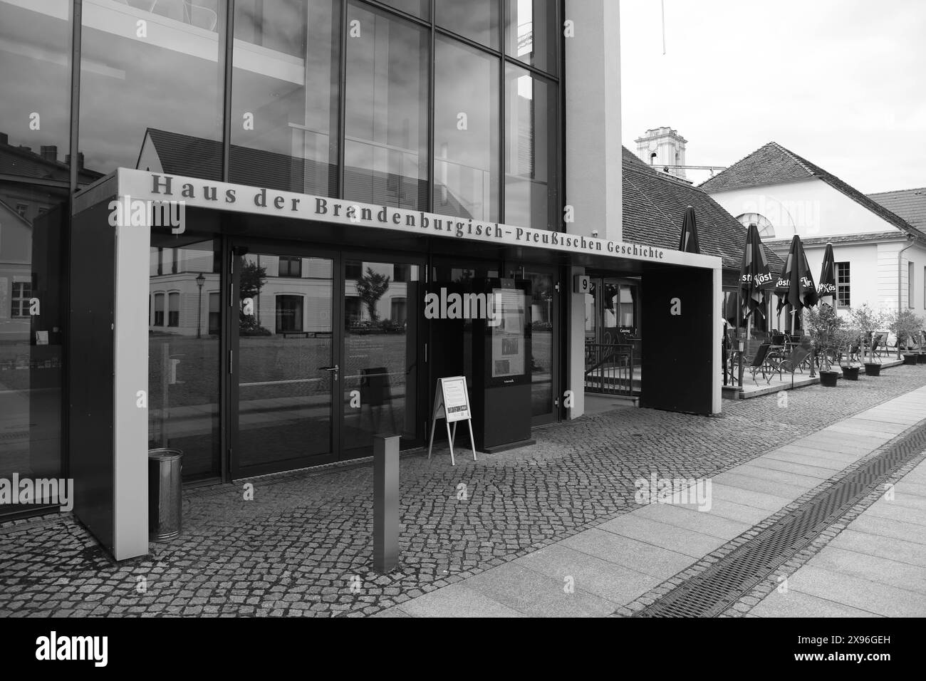 Das Haus der Brandenburgisch-Preußischen Geschichte im Kutschstall am Neuen Markt in Potsdam, 29. Mai 2024. Mitte Juni soll das Haus in Brandenburg Museum für Zukunft, Gegenwart und Geschichte umbenannt werden. Foto schwarzweiß konvertiert Umbenennung Haus der Brandenburgisch-Preußischen Geschichte *** Haus der Brandenburgisch-Preußischen Geschichte im Kutschstall am Neuen Markt in Potsdam, 29. Mai 2024 Mitte Juni soll das Haus in Brandenburger Museum für die Zukunft umbenannt werden. Foto von Gegenwart und Geschichte in Schwarz-weiß umgewandelt und das Haus der Brandenburg-Preußischen Geschichte umbenannt Stockfoto