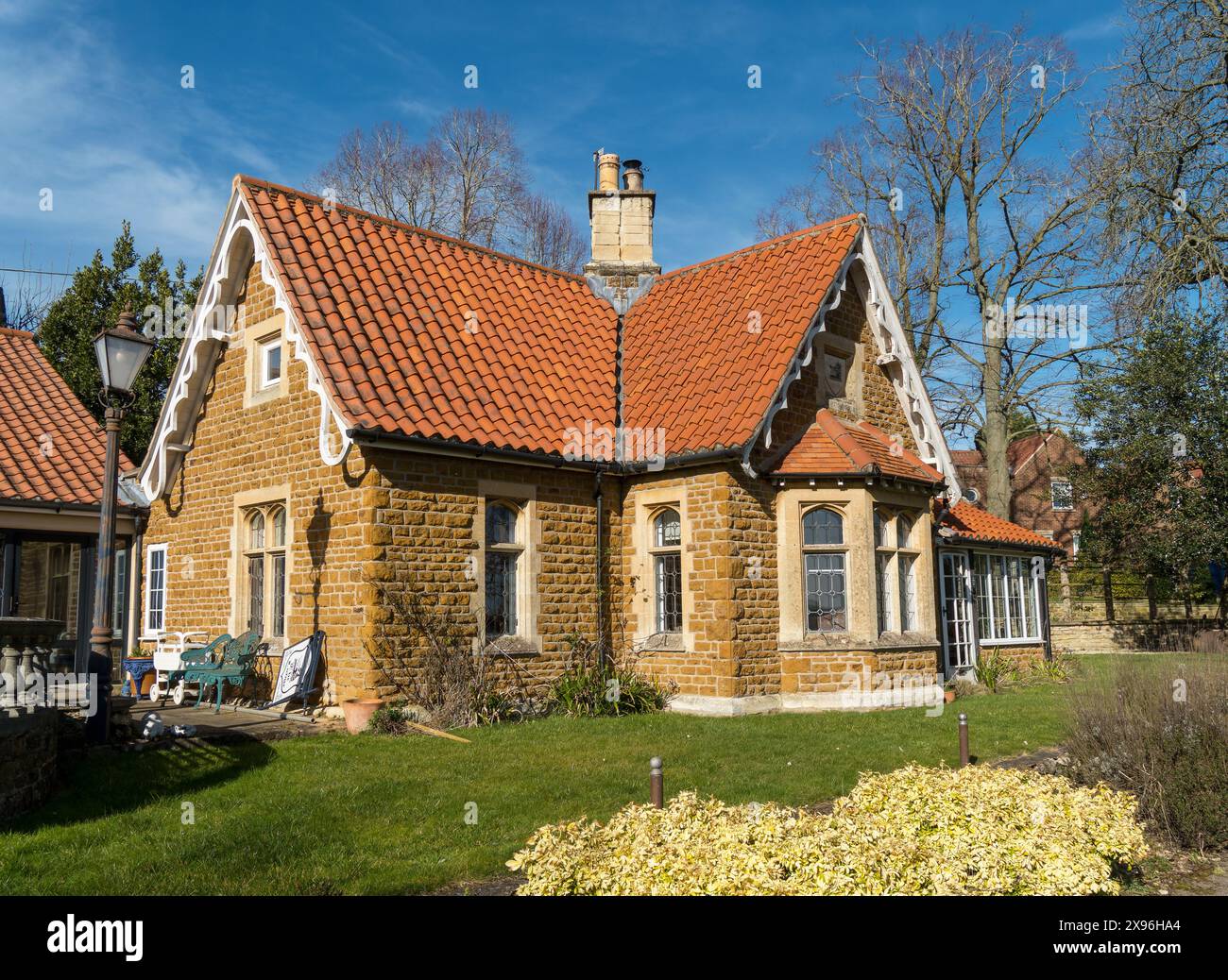 Das alte Torhaus der Lodge für Burton Hall mit weiß bemalten kunstvoll geschnitzten Holzgiebeln, Burton Lazars, Melton Mowbray, Leicestershire, England, UK Stockfoto
