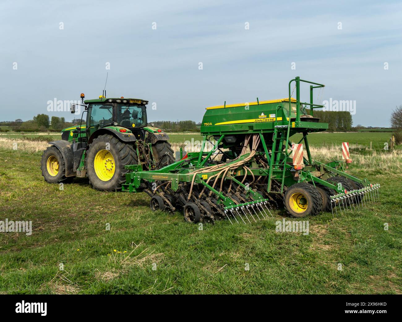 Großer, grüner John Deere 620R-Traktor, der John Deere 750 Einscheiben-Öffner und Bohrmaschine der Serie Pro zieht, in Leicestershire Farm Field, England, Großbritannien Stockfoto