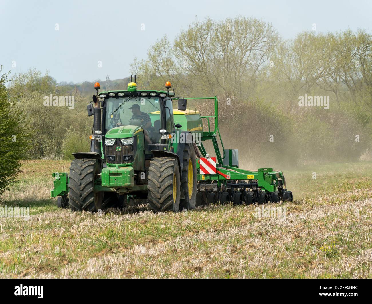Großer, grüner John Deere 620R-Traktor, der John Deere 750 Einscheiben-Öffner und Bohrmaschine der Serie Pro zieht, in Leicestershire Farm Field, England, Großbritannien Stockfoto