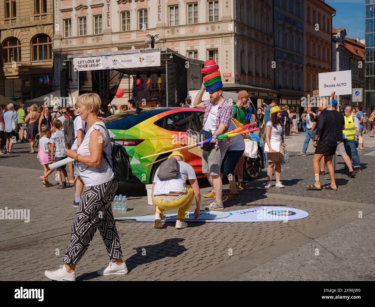 Prag, Tschechische Republik - 12. August 2023: Stolz-Monat in der Altstadt. Skoda-Firma mit einem Regenbogenauto auf dem Festival Stockfoto