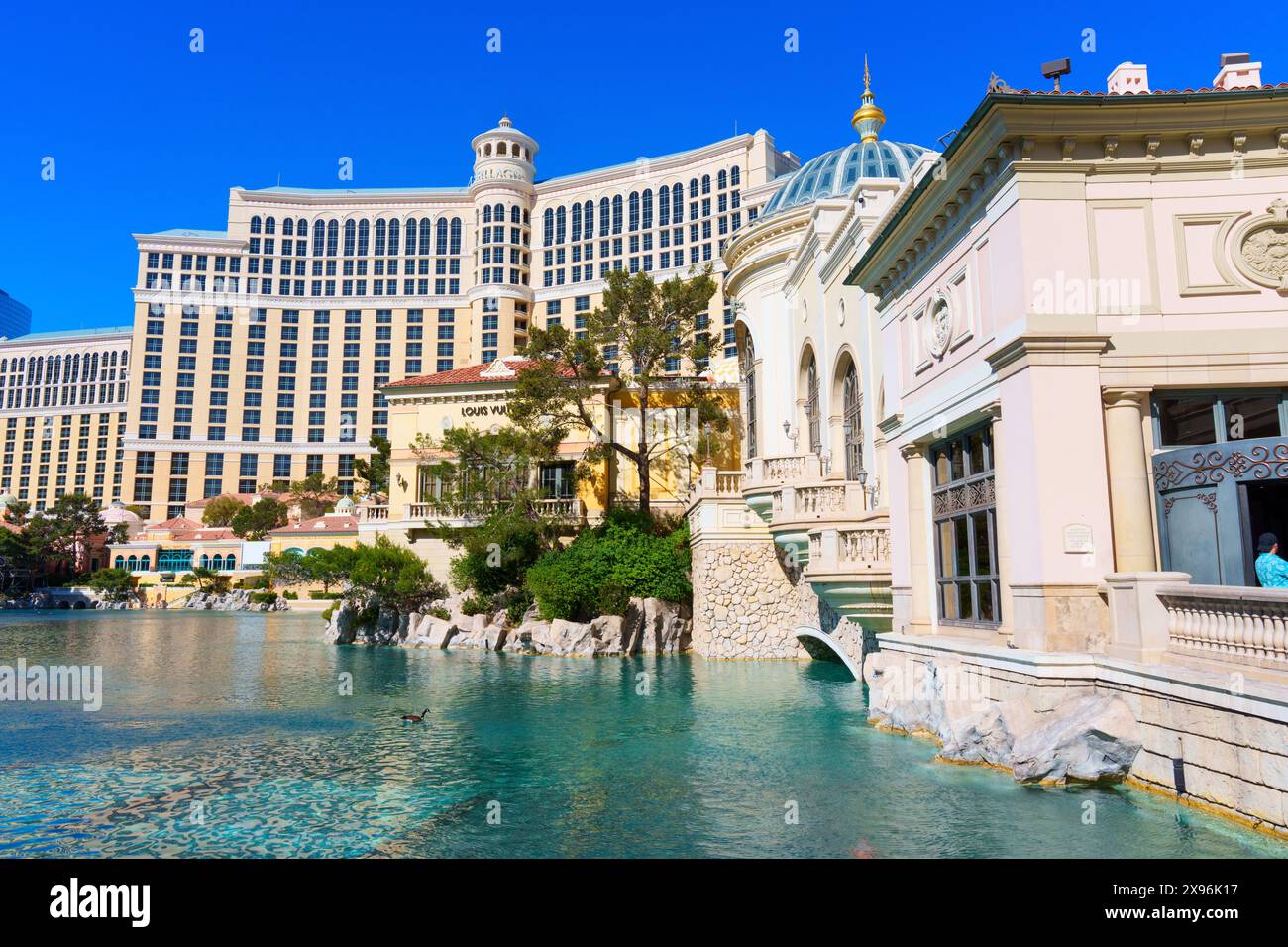 Las Vegas, Nevada - 13. April 2024: Blick auf den See des Bellagio Hotels und Kasinos tagsüber Stockfoto