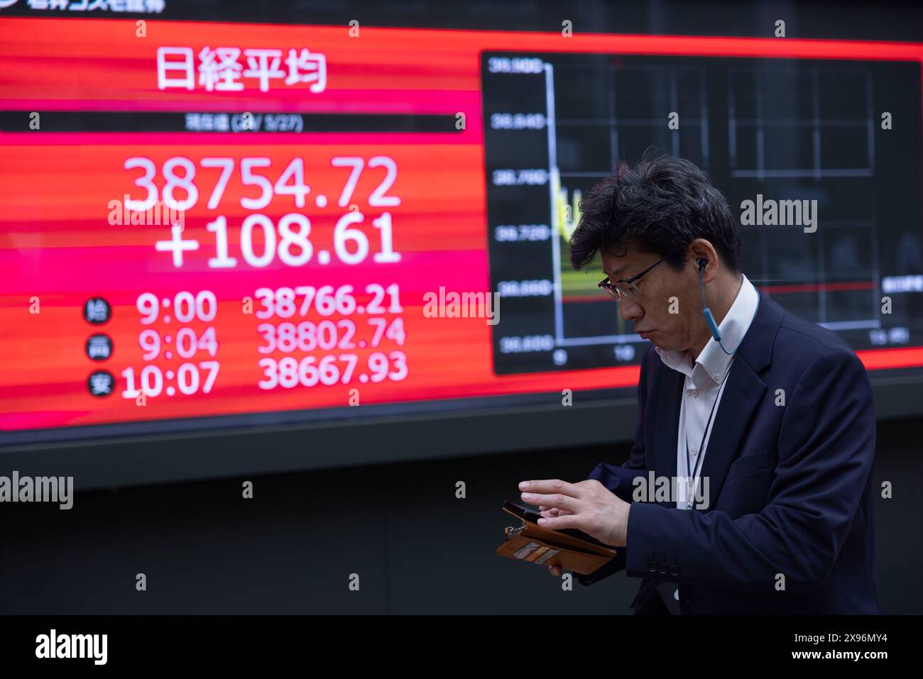 Tokio, Japan. Mai 2024. Man läuft an einer Live-Ansicht des nikkei-225-Index vorbei. (Foto: Stanislav Kogiku/SOPA Images/SIPA USA) Credit: SIPA USA/Alamy Live News Stockfoto