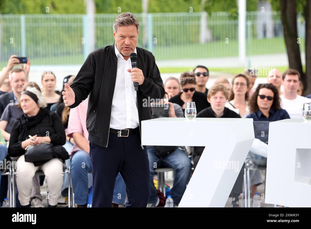 Dr. Robert Habeck, Vizekanzler und Bundesminister für Wirtschaft und Klimaschutz, nehmen am Demokratiefest Teil Stockfoto
